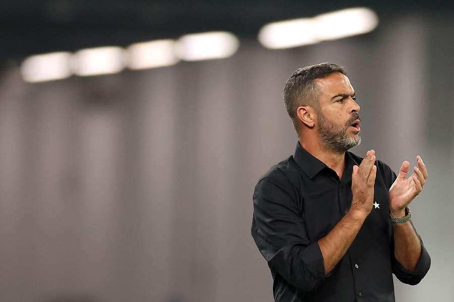 Artur Jorge ainda não cravou a sequência de seu trabalho no Botafogo