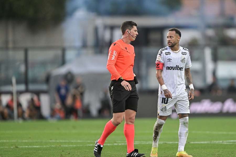 Neymar Jr. speaking to referee