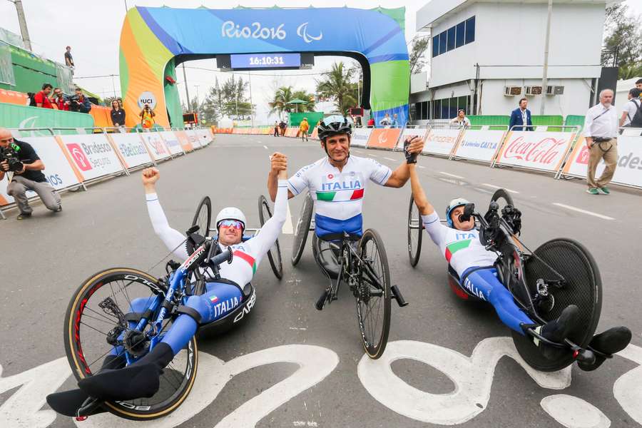 Giochi Paralimpici di Rio 2016: Alex Zanardi festeggia tra Vittorio Podestà e Luca Mazzone dopo aver vinto la gara di staffetta a squadre maschile