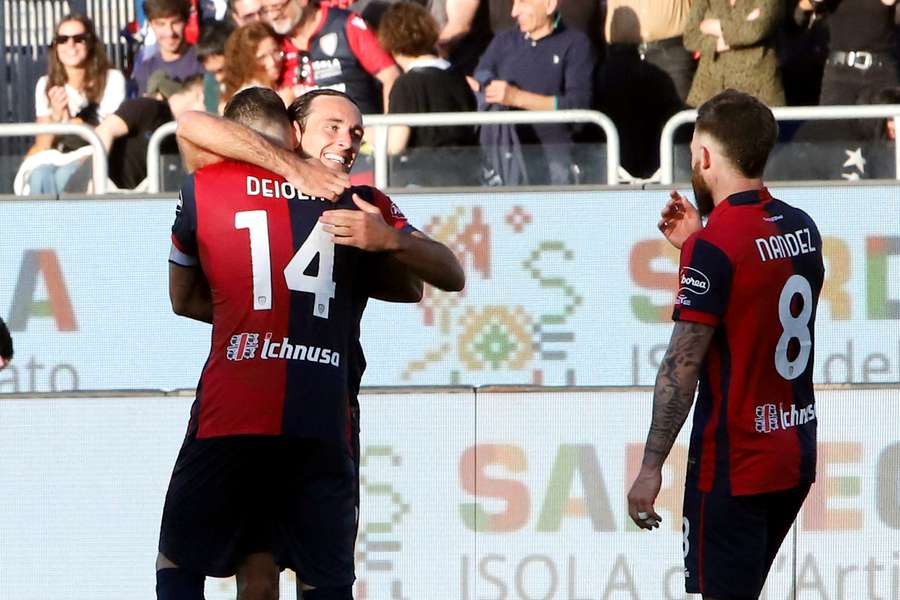 L'esultanza del Cagliari sul gol di Augello