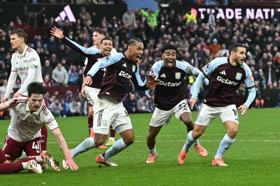Buendía marcou no último lance em Aston Villa 2x1 Arsenal Buendía marcou no último lance em Aston Villa 2x1 Arsenal