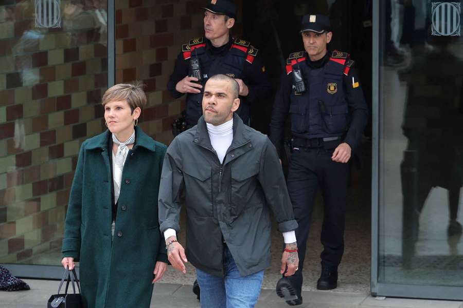 Alves está livre, apesar da promotoria ter achado seu sêmen no corpo da vítima Alves está livre, apesar da promotoria ter achado seu sêmen no corpo da vítima