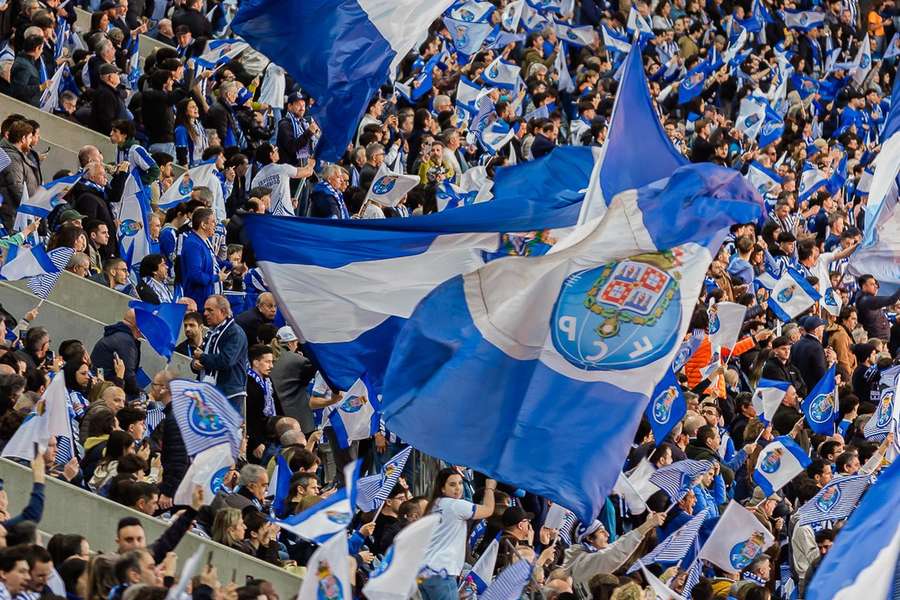 Comportamento dos adeptos em causa