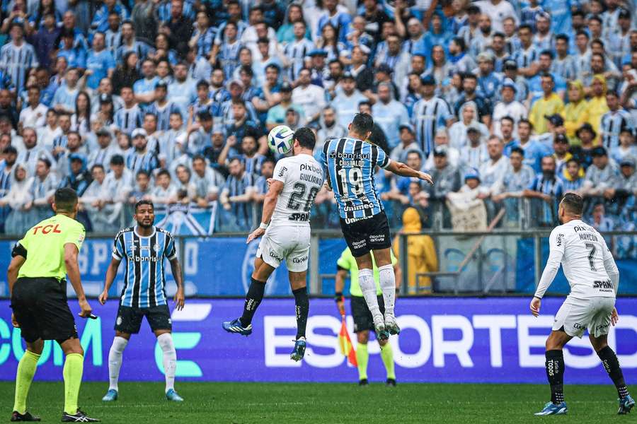 Corinthians resistiu à pressão do Grêmio na Arena