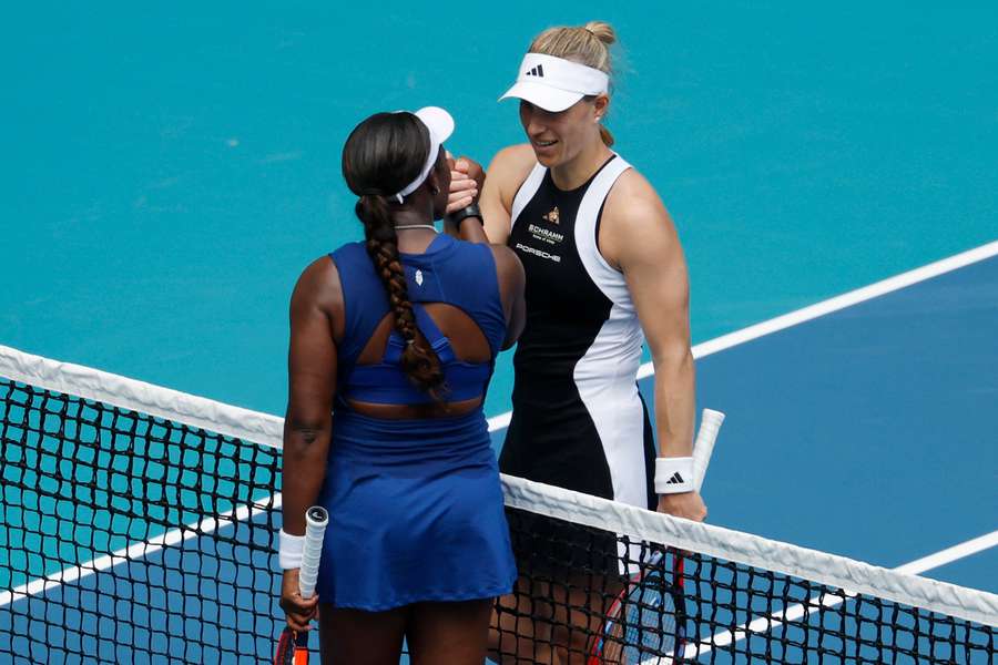 Sloane Stephens (L) shakes hands with Angelique Kerber
