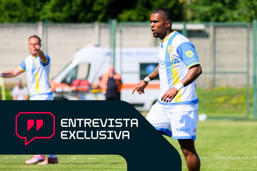 Douglas Costa deve ir para o Oriente Médio nas próximas semanas