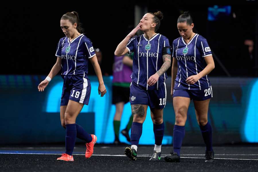 Las jugadoras de El Barrio celebran uno de sus goles ante xBuyer Team