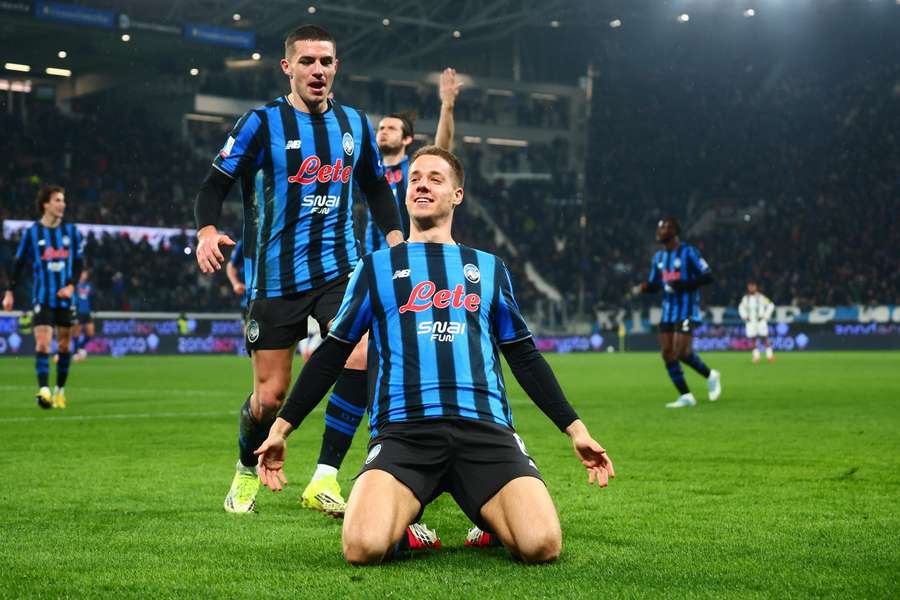 Pašalič oslavuje tretí gól v sieti Juventusu s Krstovičom.