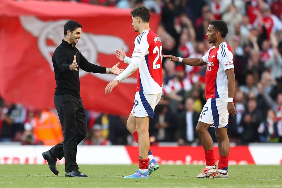 Arteta goes to embrace Havertz after the Leicester win