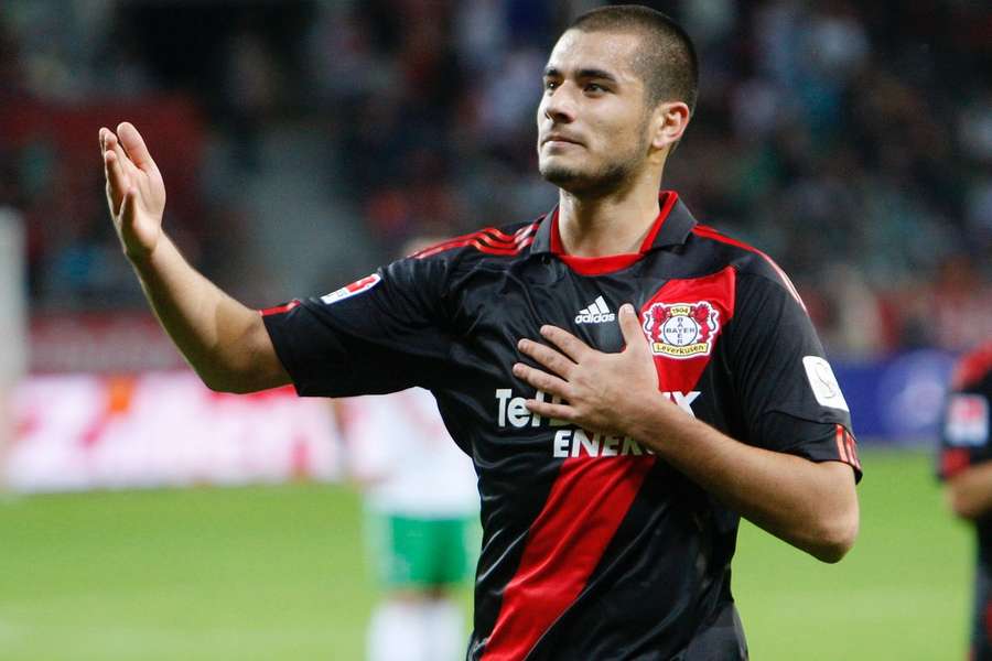 Derdiyok com a camisola do Bayer Leverkusen.