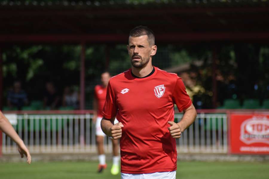 Jeřábek během rozcvičky.