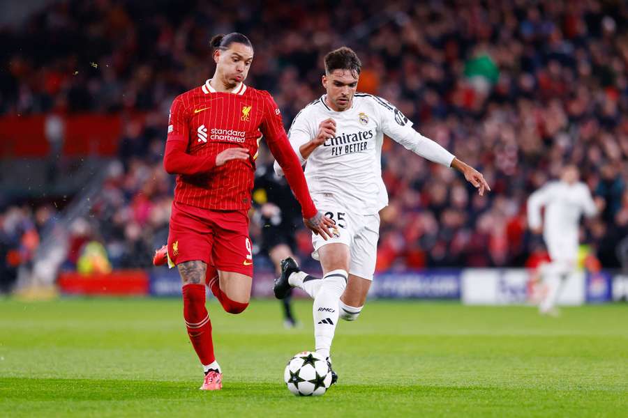 Darwin Núňez a Raúl Asencio