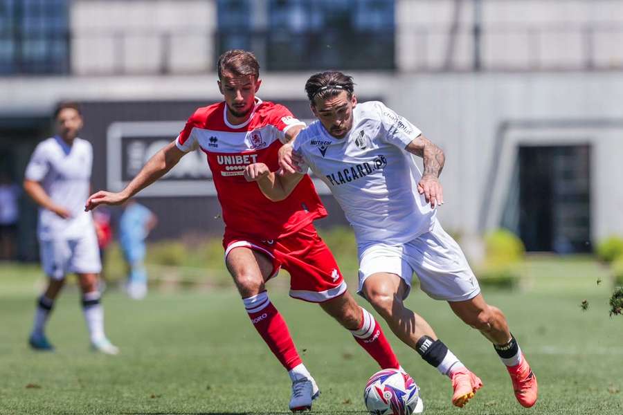 Chucho Ramírez marcou os dois golos da equipa de Guimarães