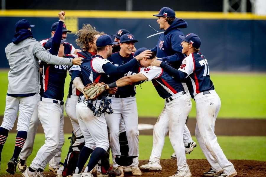 Čeští baseballisté slaví výhru nad Španělskem.