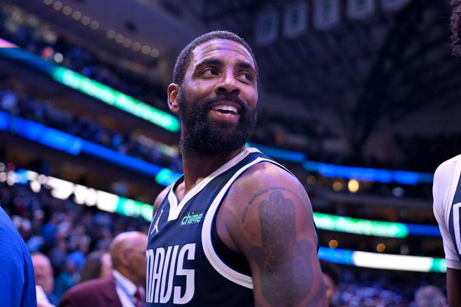 Irving bude i nadále hrát za Dallas. Irving bude i nadále hrát za Dallas.