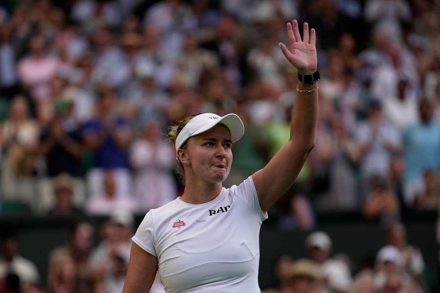 Barbora Krejčíková ve Wimbledonu vyřadila jednu z největších favoritek. Barbora Krejčíková ve Wimbledonu vyřadila jednu z největších favoritek.