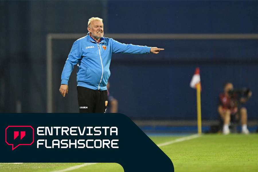 Robert Prosinecki da órdenes como entrenador