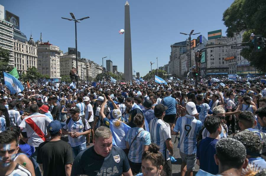 Davové šialenstvo v Buenos Aires: Majstri sveta sa presúvali helikoptérou