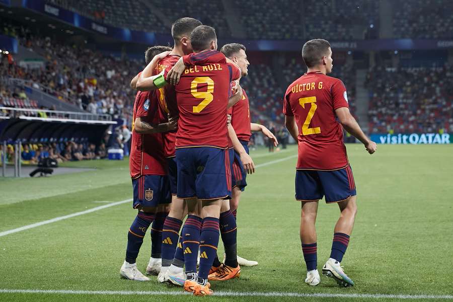 Los jugadores españoles celebran el gol de Abel Ruiz
