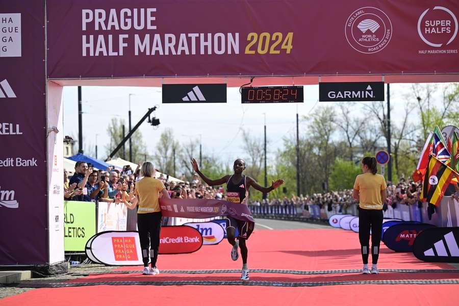 Sabastian Sawe zaběhl v Praze čas 58 minut 23 vteřin.