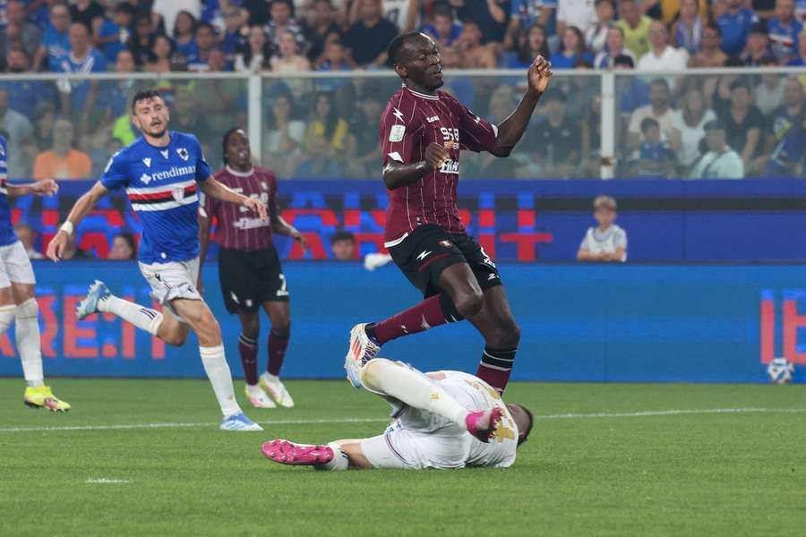 Simy choca con Cragno durante el Sampdoria-Salernitana