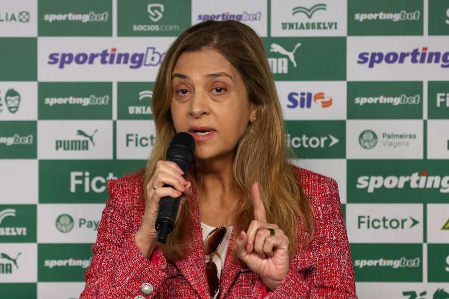 Leila durante coletiva de apresentação do lateral-direito Khellven