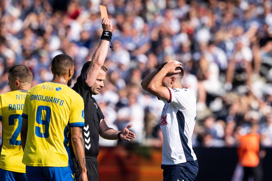 Dommer Jens Grabski Maae giver rode kort til AGFs Kevin Yakob under superligakampen mellem AGF og Brøndby IF i Aarhus søndag den 4. juni