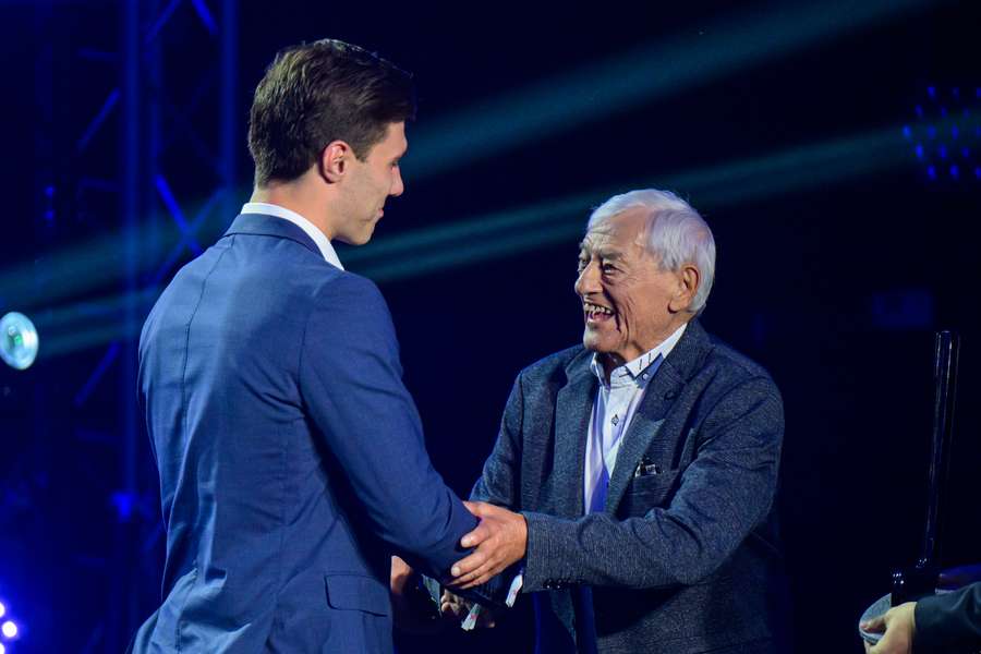 Slafkovskému gratuluje legendárny Golonka. Slafkovskému gratuluje legendárny Golonka.