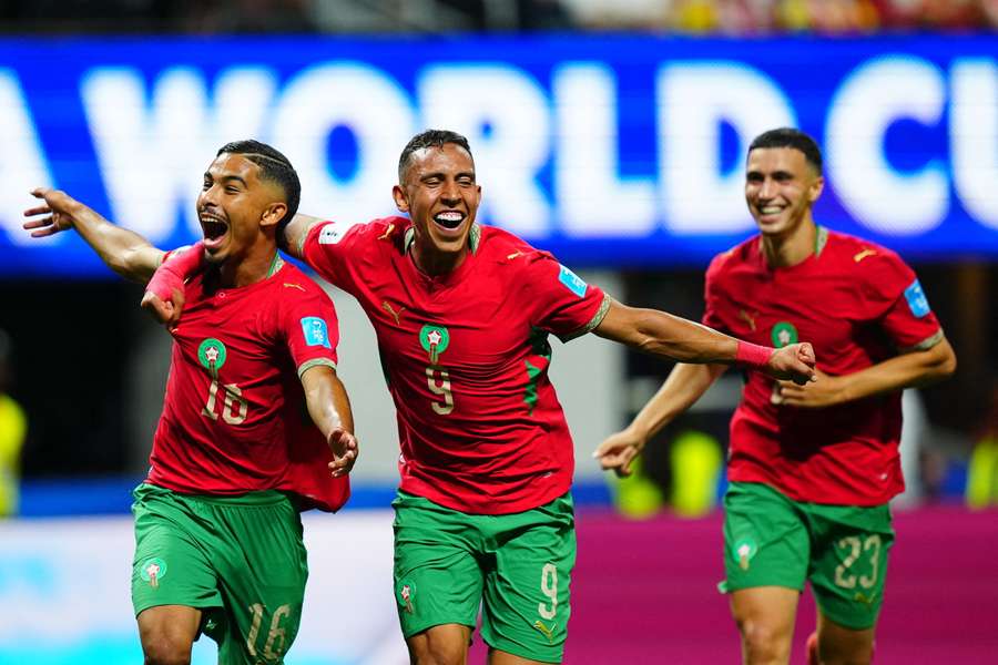 Soufiane Rahimi y Gessime Yassine celebran tras un gol de Marruecos en el partido ante Haití