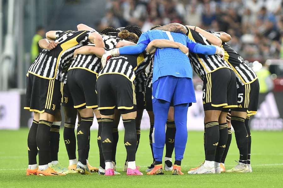 Juventus team huddle before a match