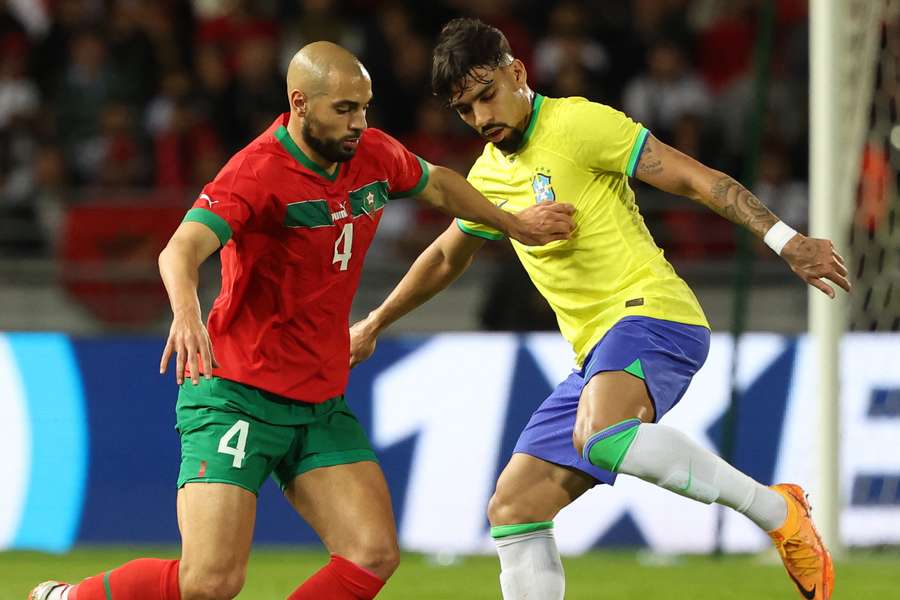 Amrabat e Lucas Paquetá durante confronto em 2023 Amrabat e Lucas Paquetá durante confronto em 2023