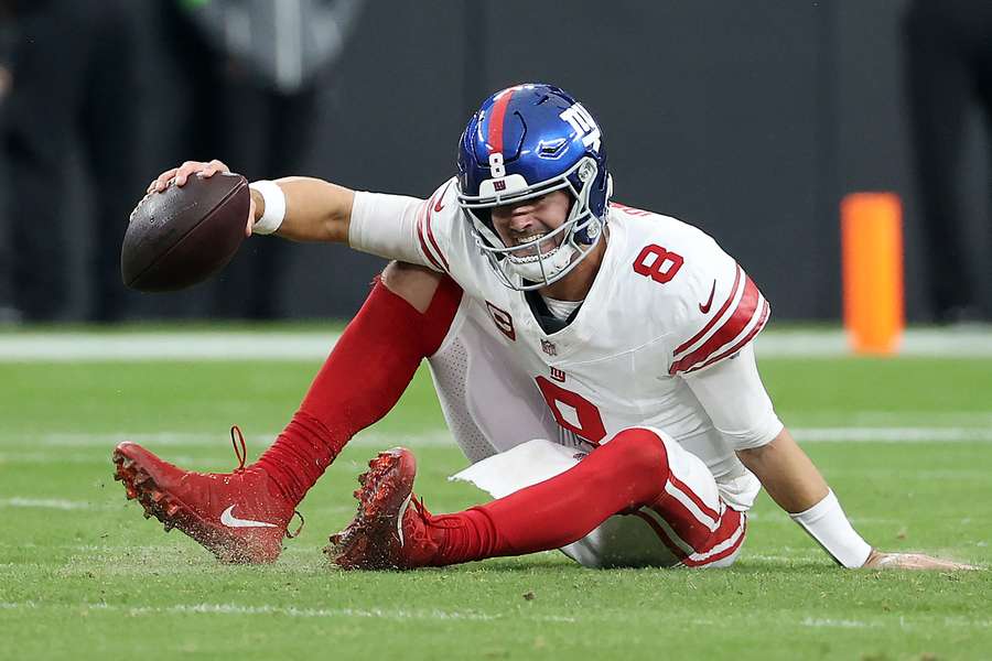 Daniel Jones am Boden im Spiel gegen die Las Vegas Raiders.