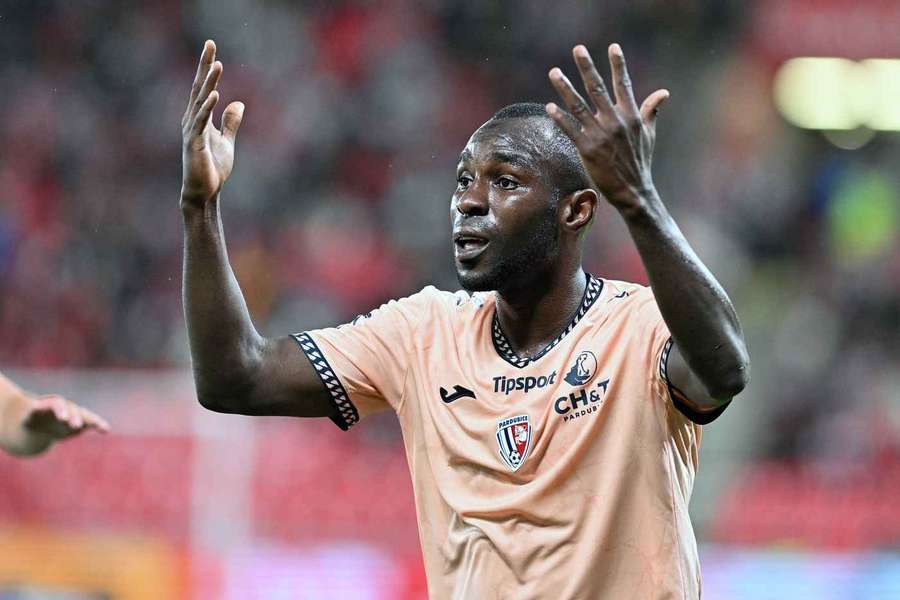 Pardubický Abdullahi Tanko duel proti Slavii po vyloučení opět nedohrál.