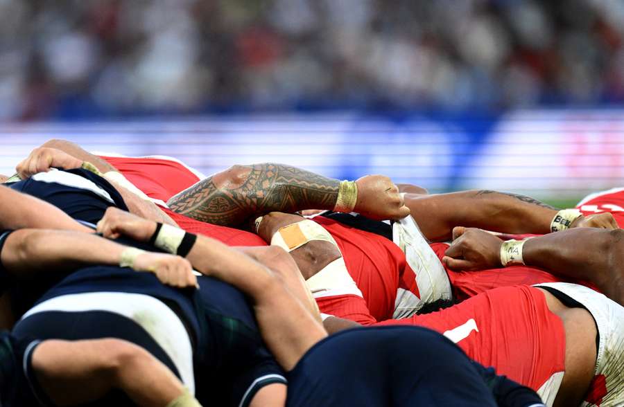 Spelers van Tonga en Schotland tijdens een scrum