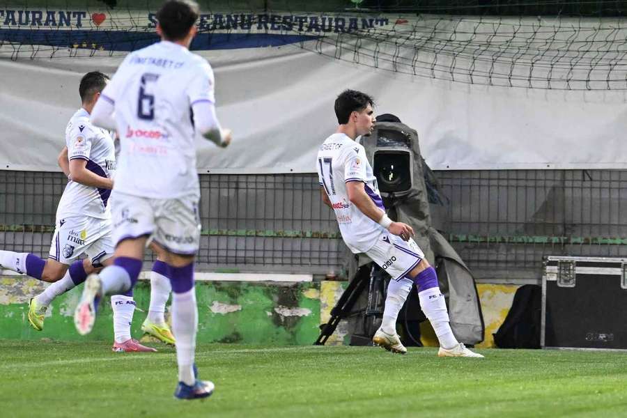 Superliga etapa #2 | În 10 oameni timp de o repriză, FC Argeș o învinge la limită pe Petrolul Superliga etapa #2 | În 10 oameni timp de o repriză, FC Argeș o învinge la limită pe Petrolul
