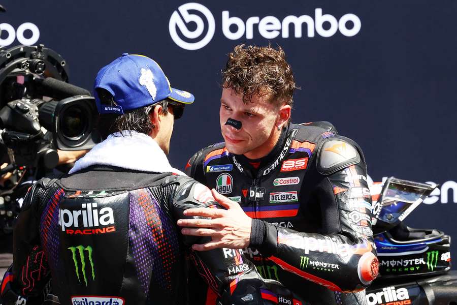 Aprilia quiere seguir celebrando triunfos con Jorge Martín (de espaldas) y Bezzecchi
