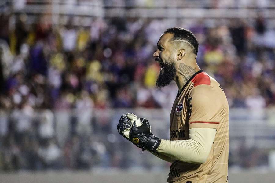 Goleiro Douglas comemora defesa de penal em Fortaleza