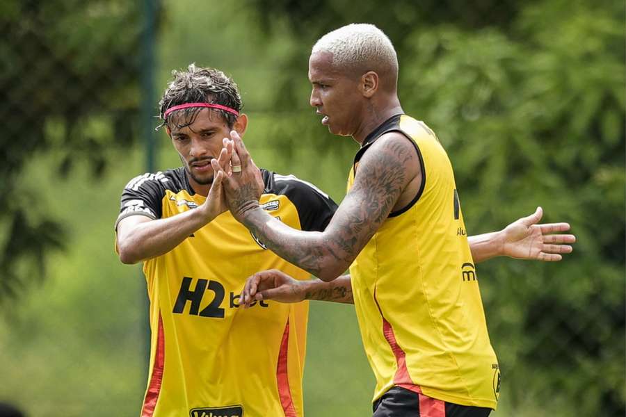 Deyverson é cumprimentado por Scarpa após gol