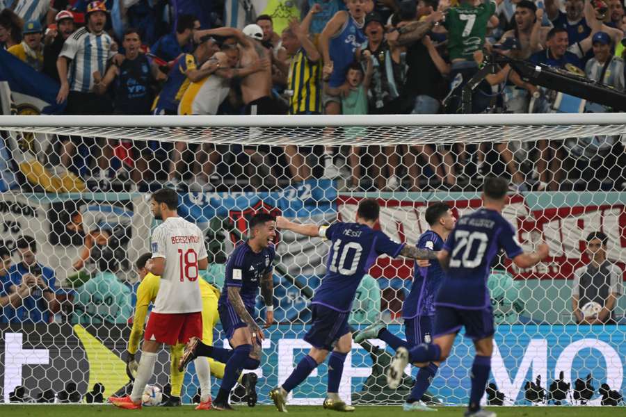 Argentina vence Polónia (2-0) mas... passam os dois!