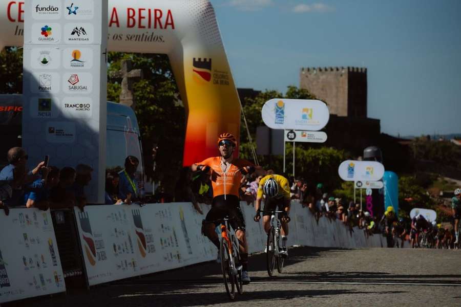 O festejo de Jordi López após cruzar a meta