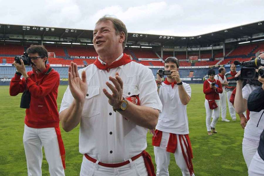 Jan Urban (środek) podczas oficjalnej prezentacji nowego trenera drużyny Osasuna, grającej w drugiej lidze hiszpańskiej, 9 lipca 2014 r.