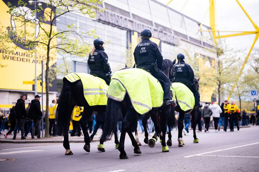 Eine Pferdestaffel vor dem Dortmunder Westfalenstadion.