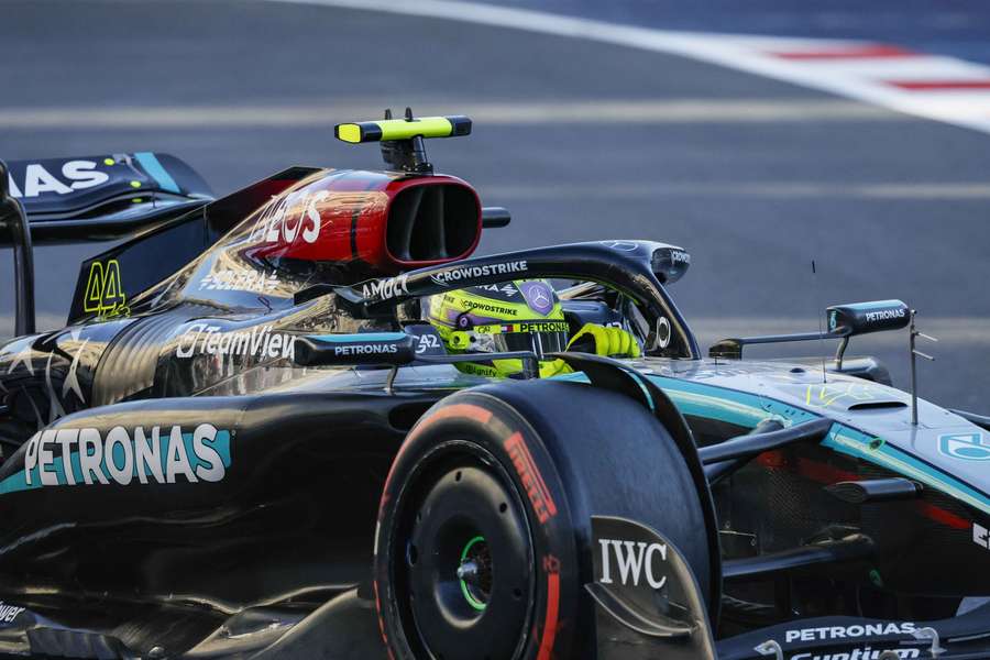 Lewis Hamilton van Mercedes-AMG Petronas tijdens de tweede vrije training in Bakoe