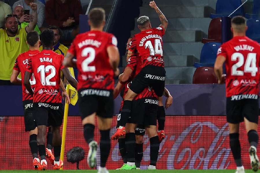 Muriqi celebra el primer gol del Mallorca en Villarreal.