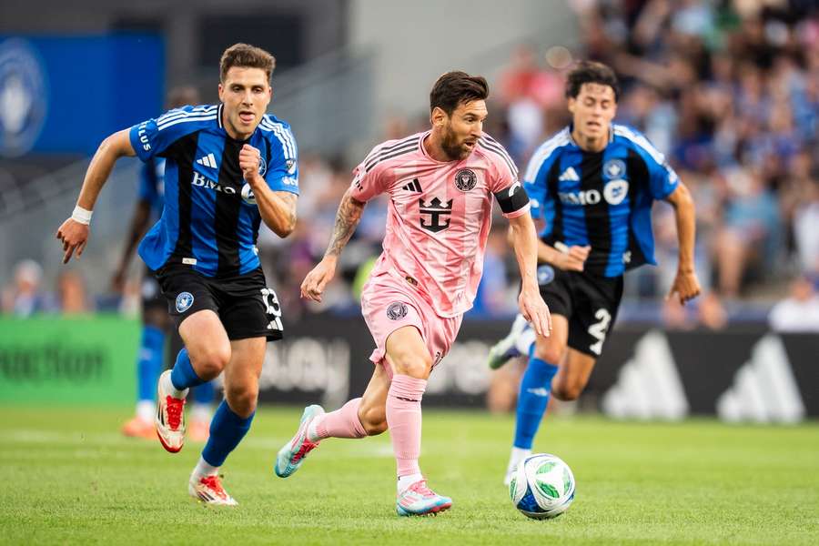 Lionel Messi (M.) am Ball
