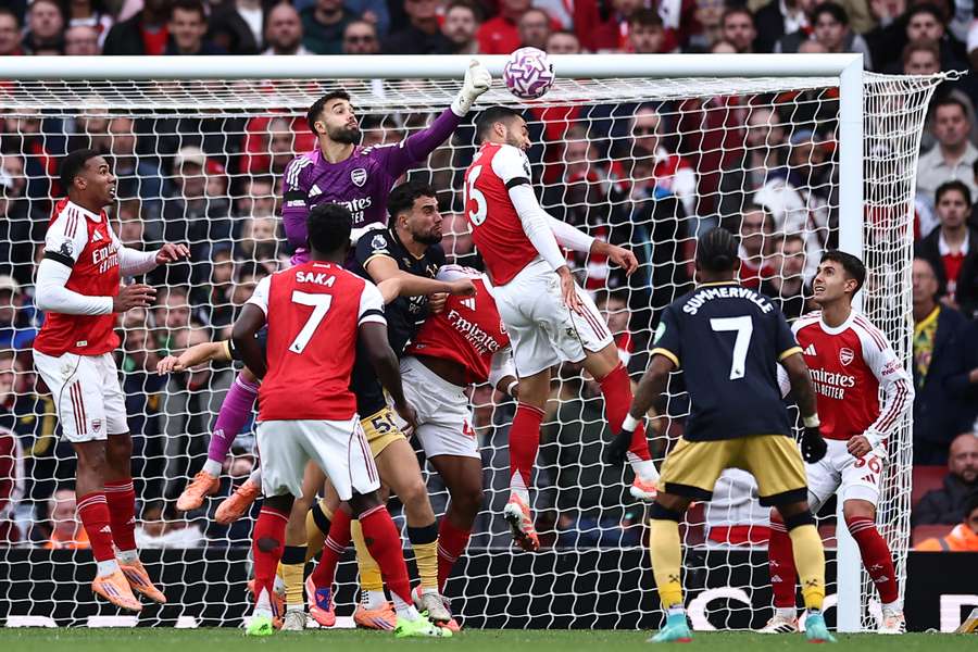 El portero español del Arsenal #01 David Raya despeja el balón durante el partido de la Premier League inglesa entre Arsenal y West Ham United