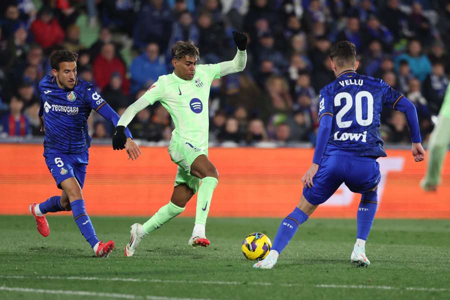 Lamine Yamal, ante Luis Milla y Yelu