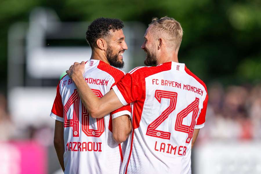 Noussair Mazraoui și Konrad Laimer sărbătoresc un gol contra celor de la Rottach-Egern