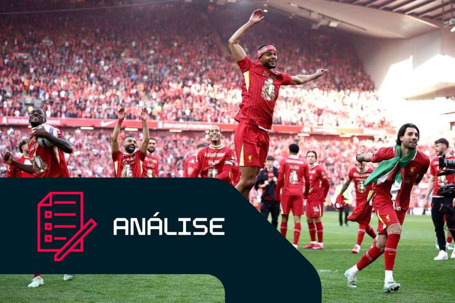 Jogadores do Liverpool festejam após o jogo contra o Tottenham