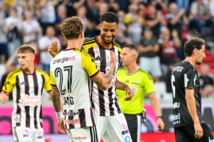 Xavier Mbuyamba freut sich mit Christoph Lang